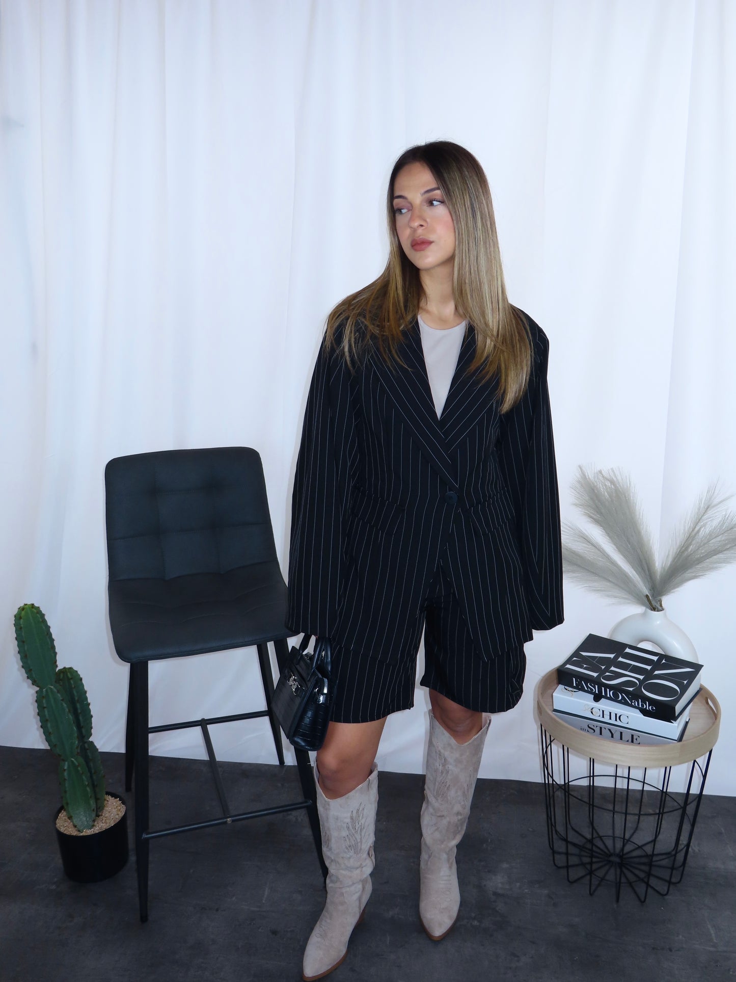 Tailleur gessato black donna vista frontale completo elegante