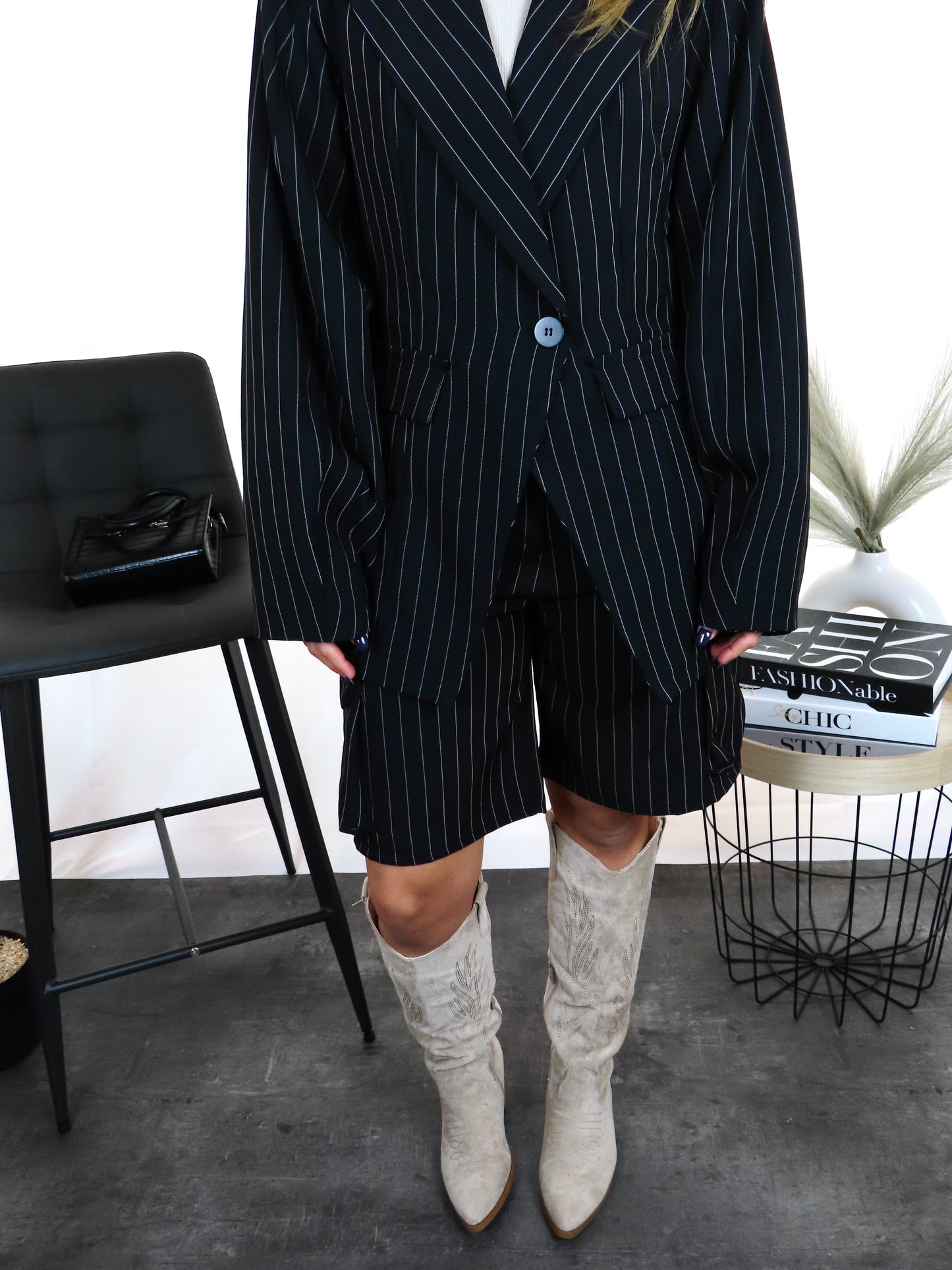 Tailleur gessato black donna primo piano dettaglio righe gessato