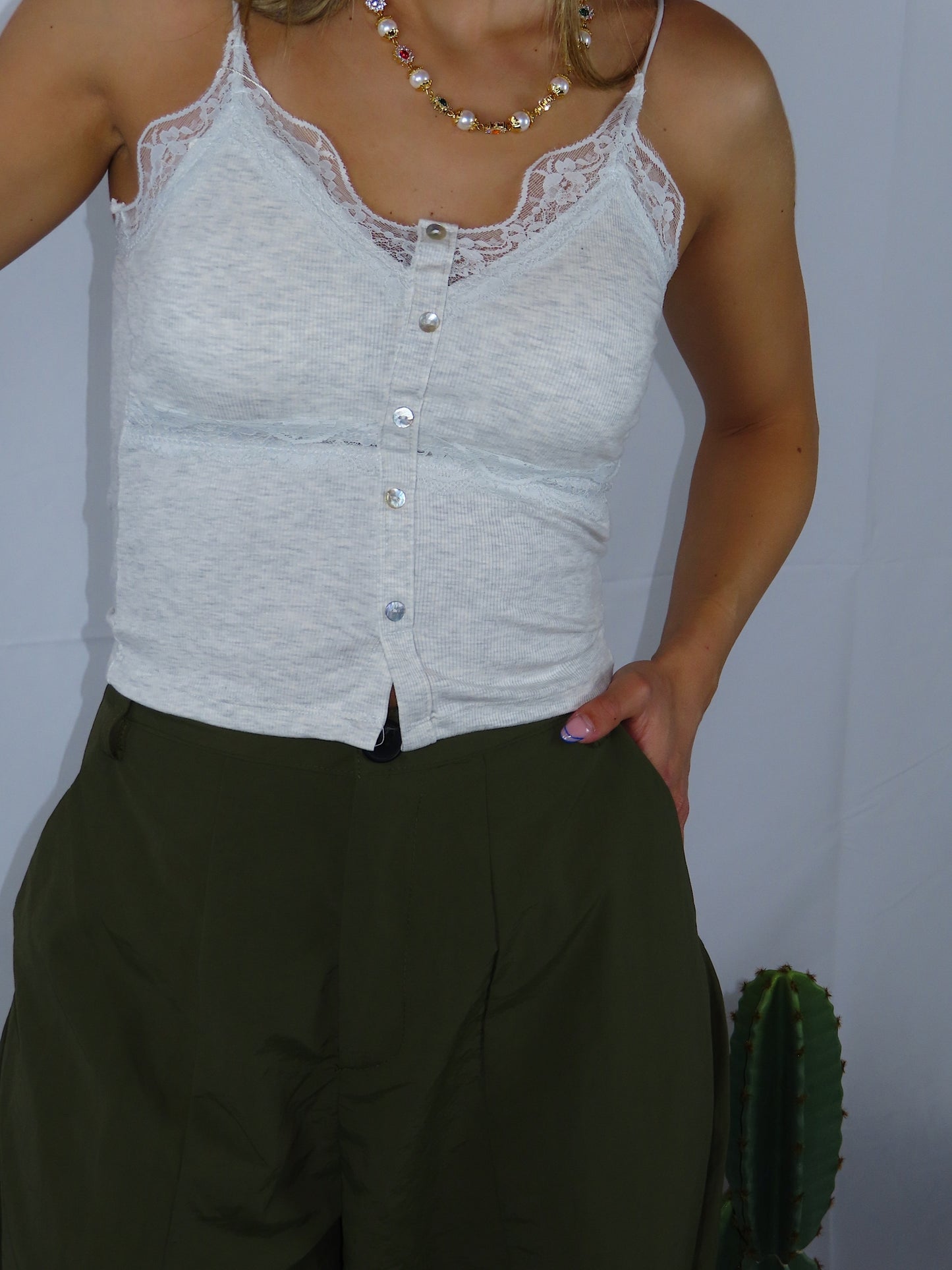 Top mia donna primo piano dettaglio pizzo coppe integrate