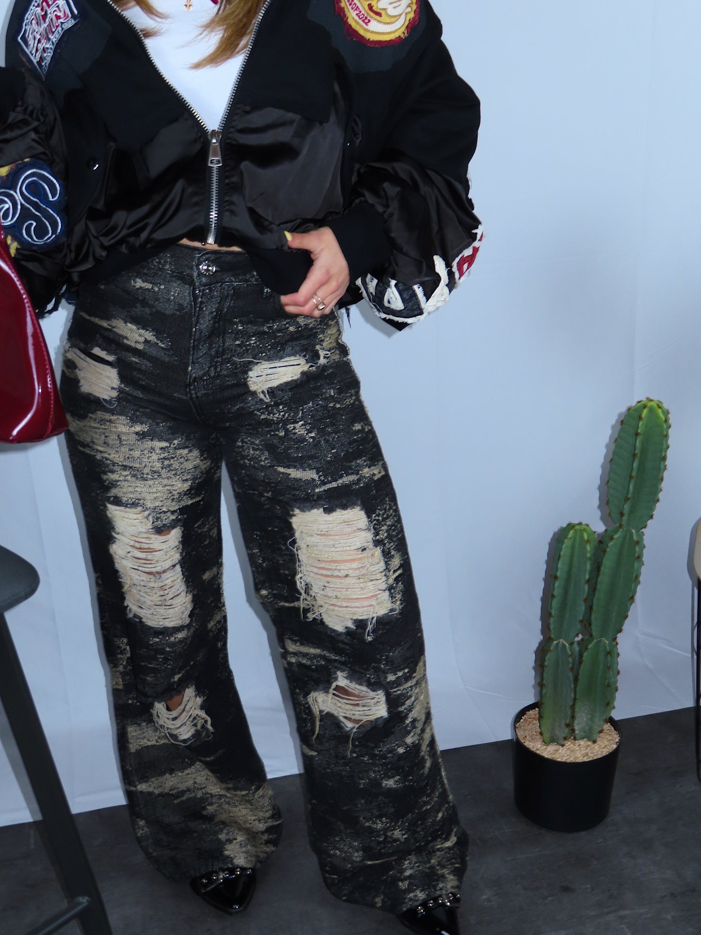Denim darkness donna primo piano dettaglio strappi sabbia