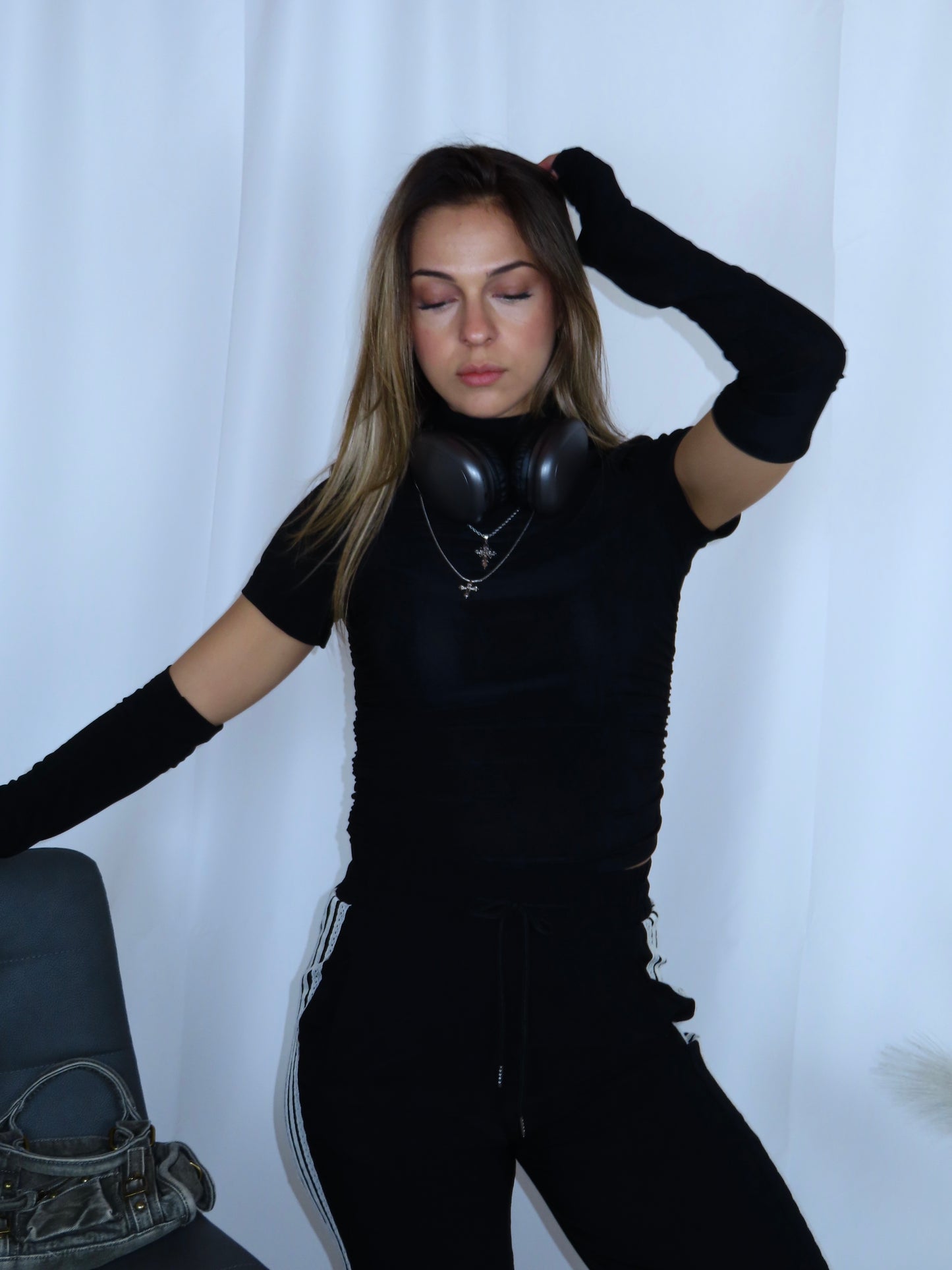 T-shirt urban black donna vista frontale con manicotti