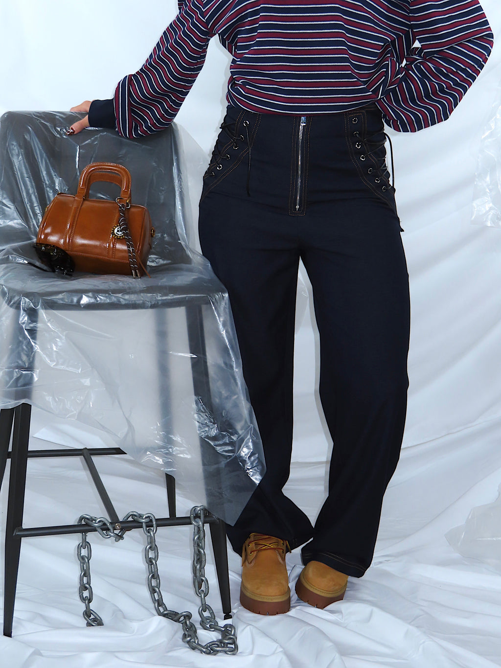 Jeans in denim scuro vista frontale, dettagli sartoriali e cuciture visibili, ideale per look casual.