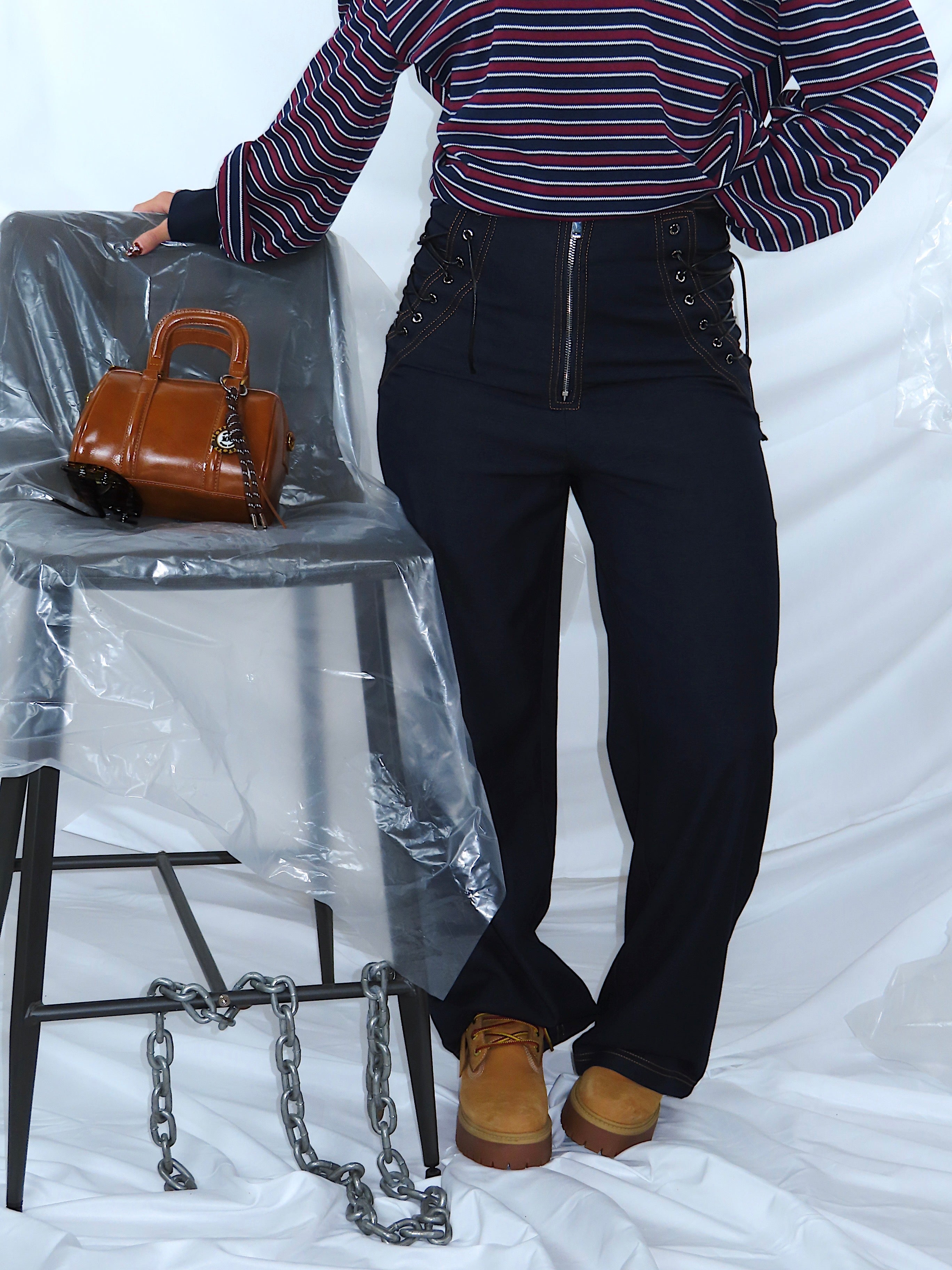 Jeans in denim scuro vista frontale, dettagli sartoriali e cuciture visibili, ideale per look casual.