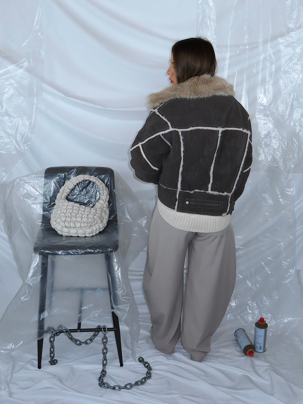 Outfit completo retro a figura intera con giacca aviatore grigia scura e pantaloni larghi grigi, stile casual urbano.