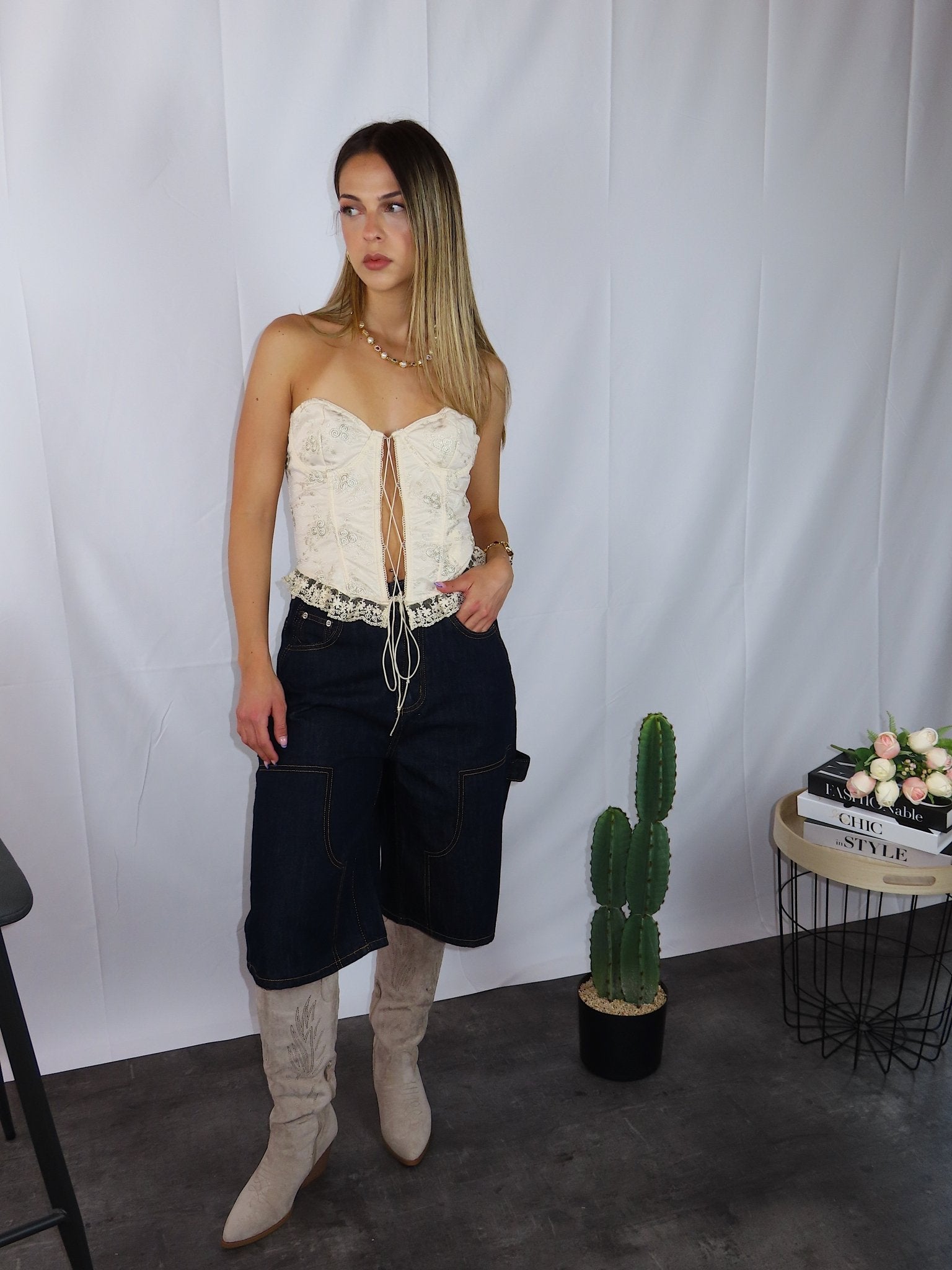 Bermuda raw denim donna cuciture contrasto vista frontale completa