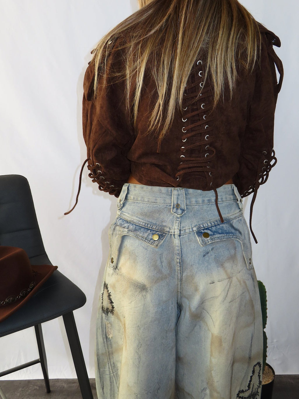 Dettaglio del retro dei jeans Denim Kyoto, con focus sulle tasche e sul lavaggio del jeans