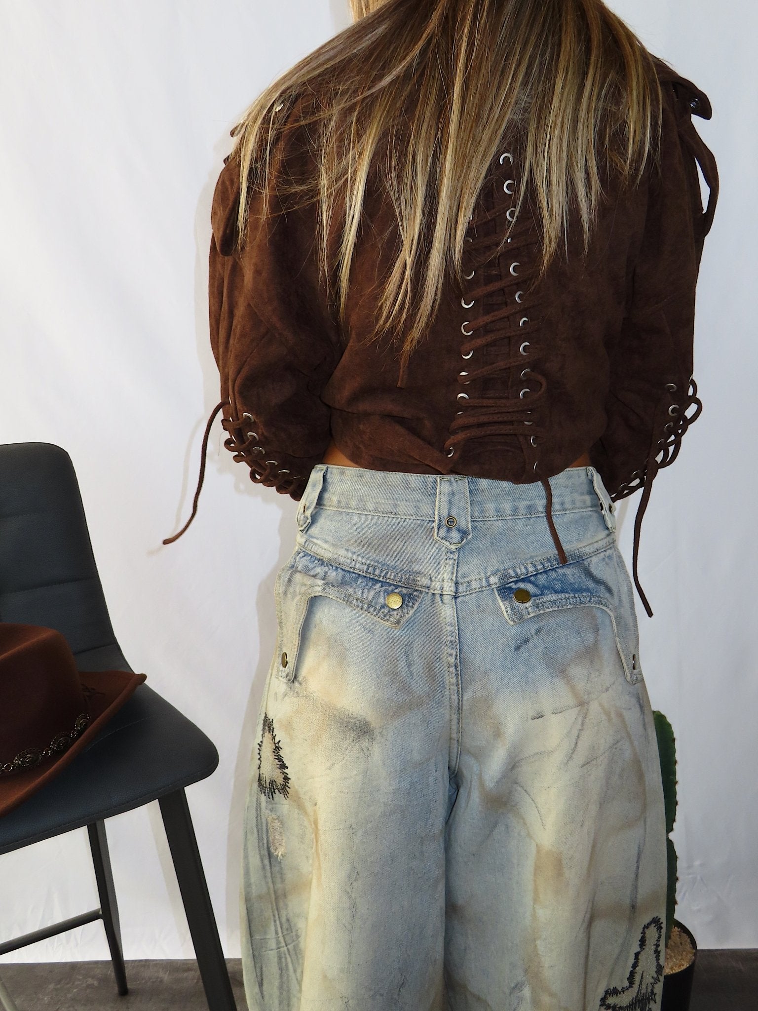 Dettaglio del retro dei jeans Denim Kyoto, con focus sulle tasche e sul lavaggio del jeans