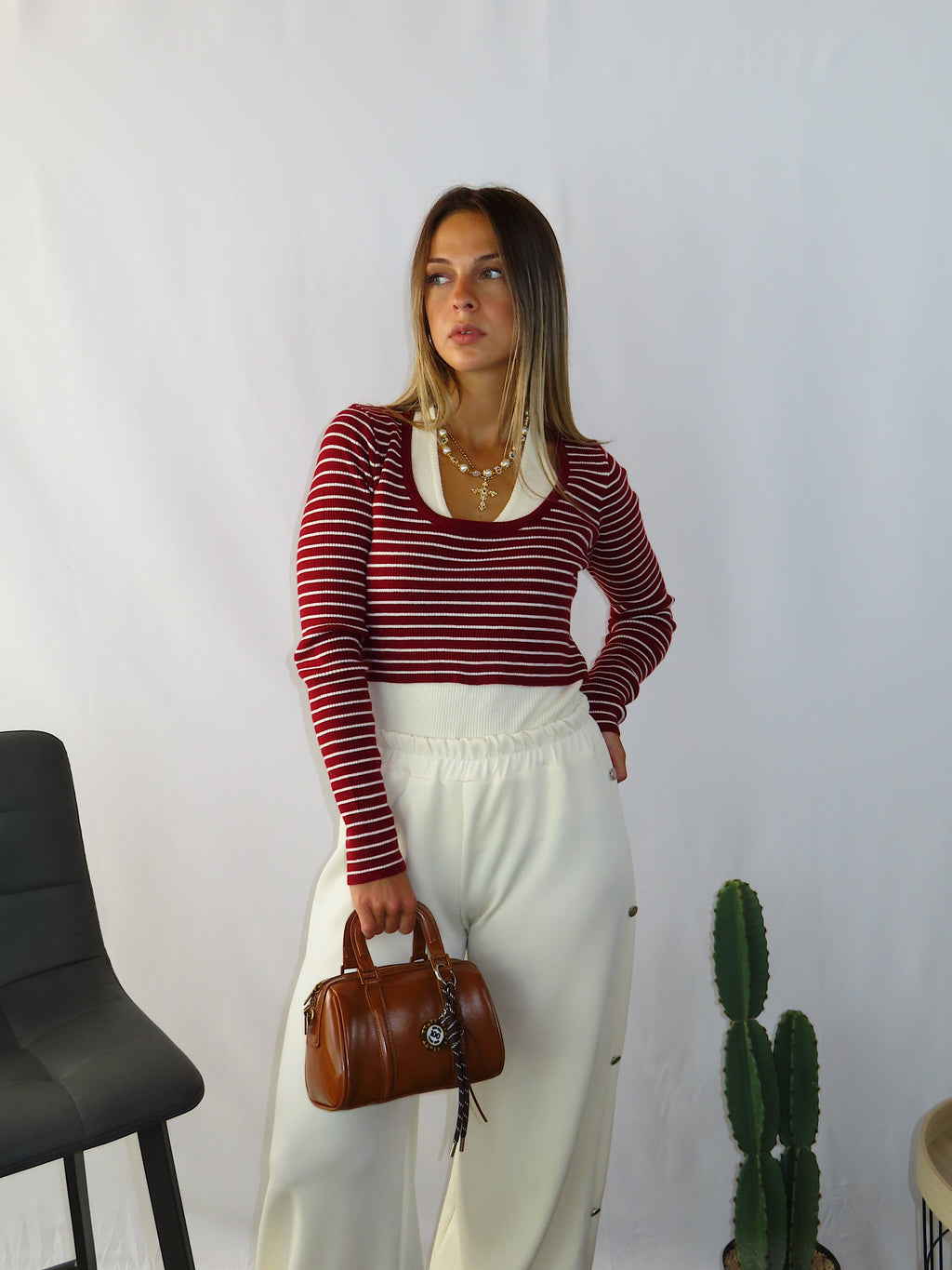 Vista frontale a figura intera del maglioncino a righe Sweater cherry indossato per mostrare vestibilità