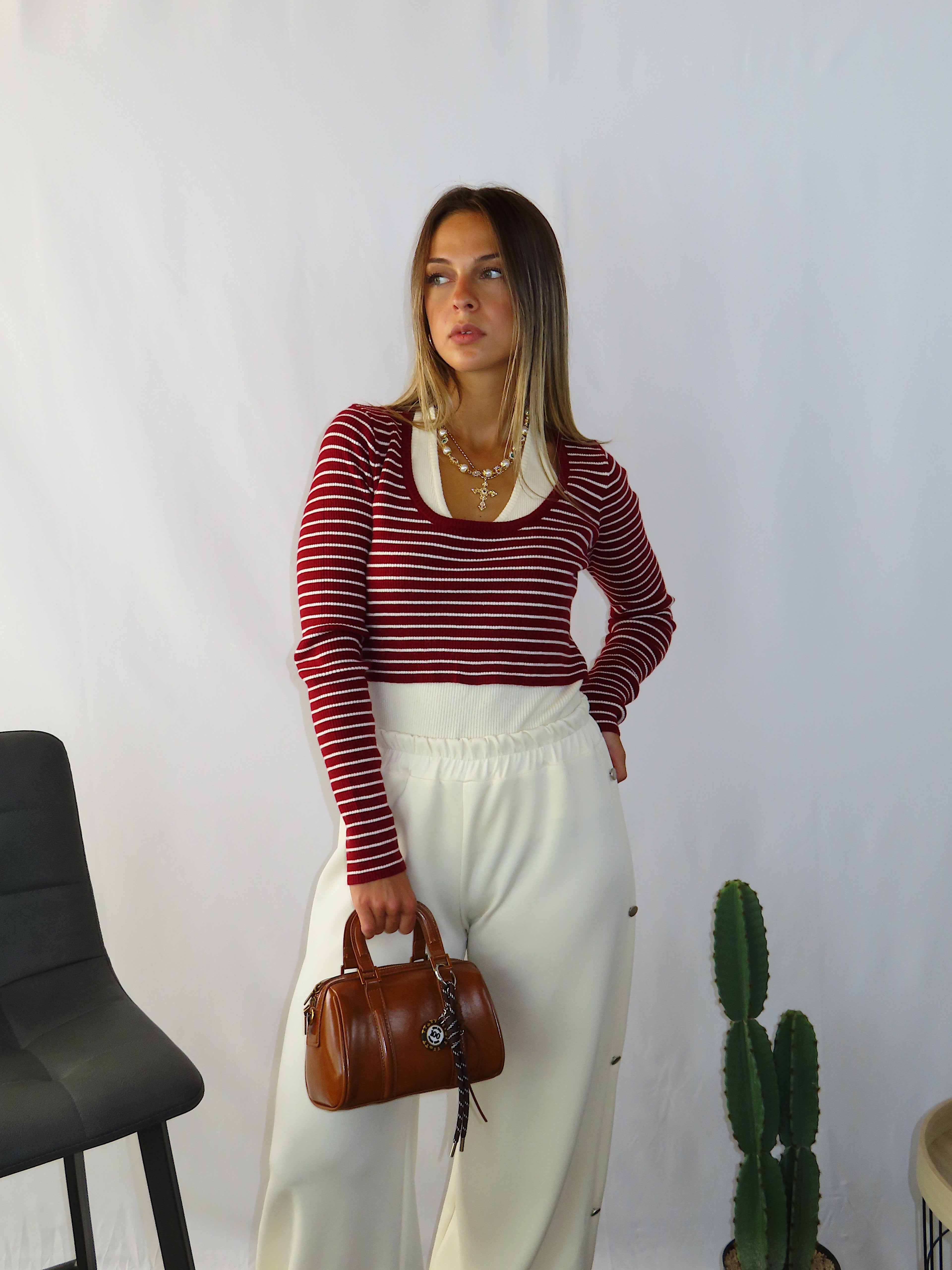 Vista frontale a figura intera del maglioncino a righe Sweater cherry indossato per mostrare vestibilità