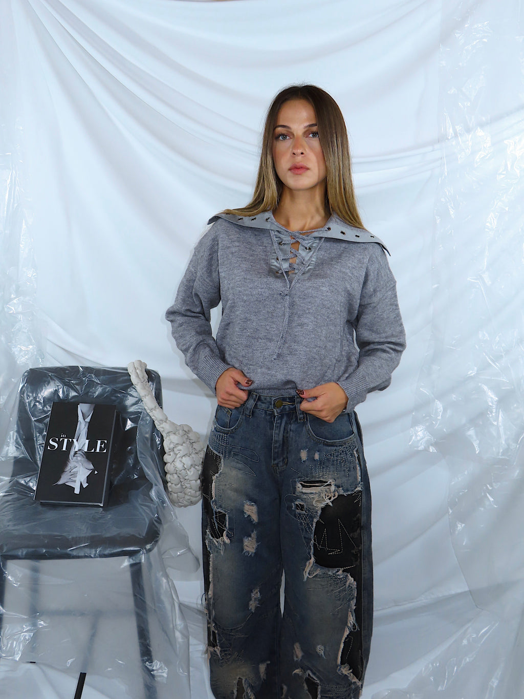 Maglione da donna grigio indossato, vista frontale