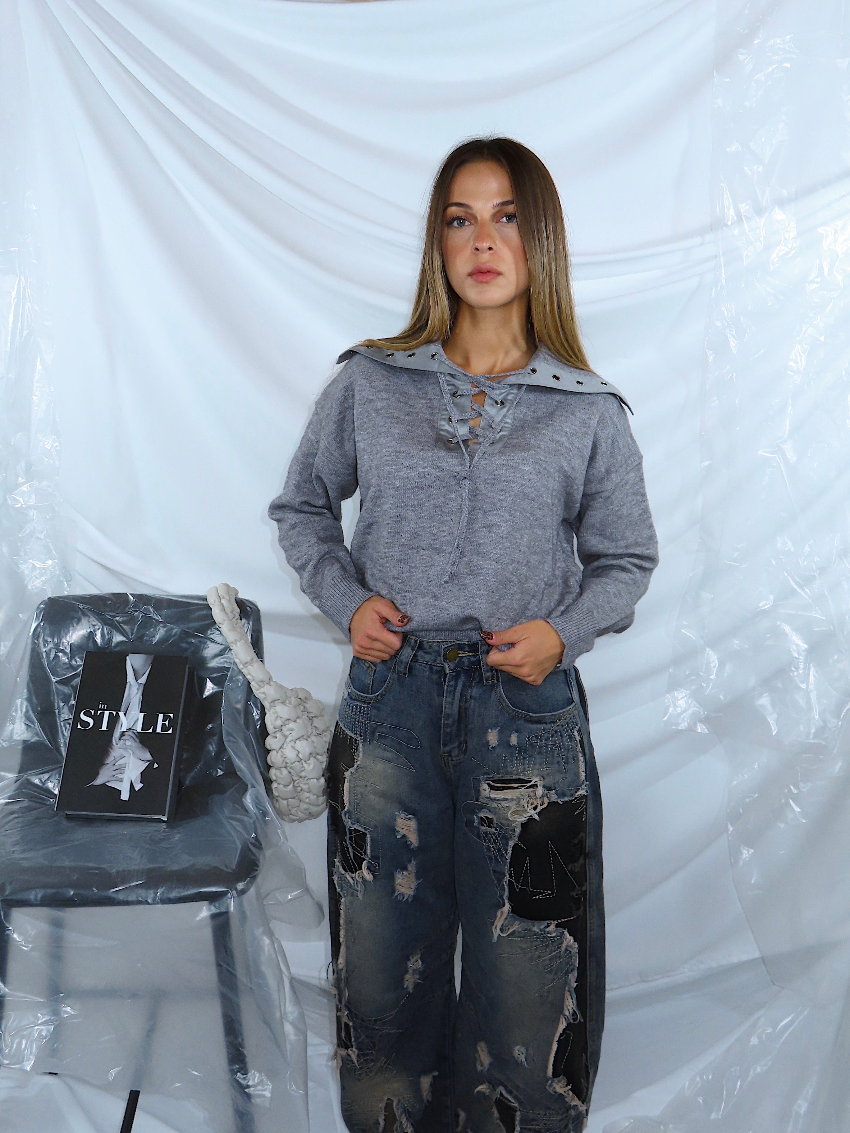 Maglione da donna grigio indossato, vista frontale