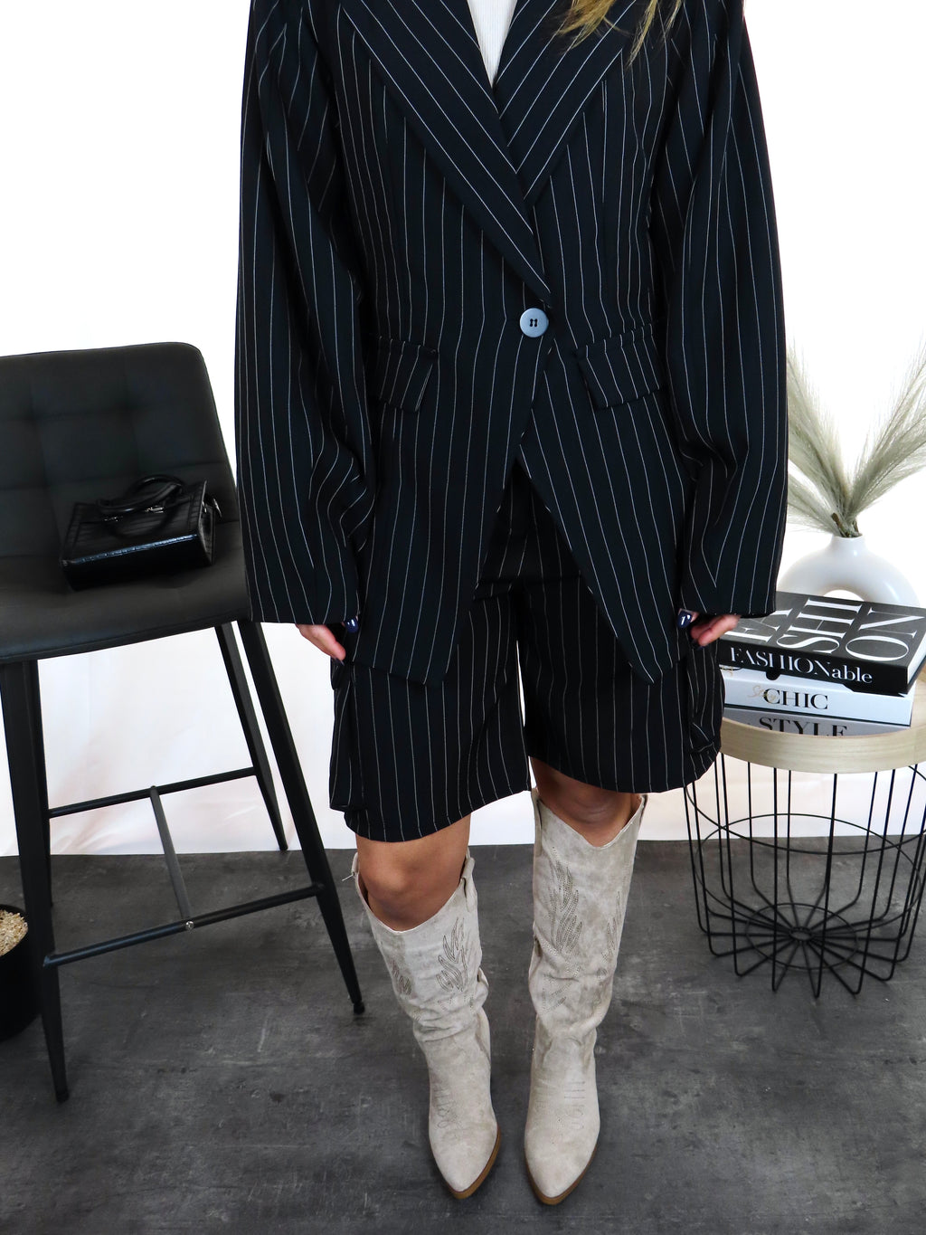 Tailleur gessato black donna primo piano dettaglio righe gessato