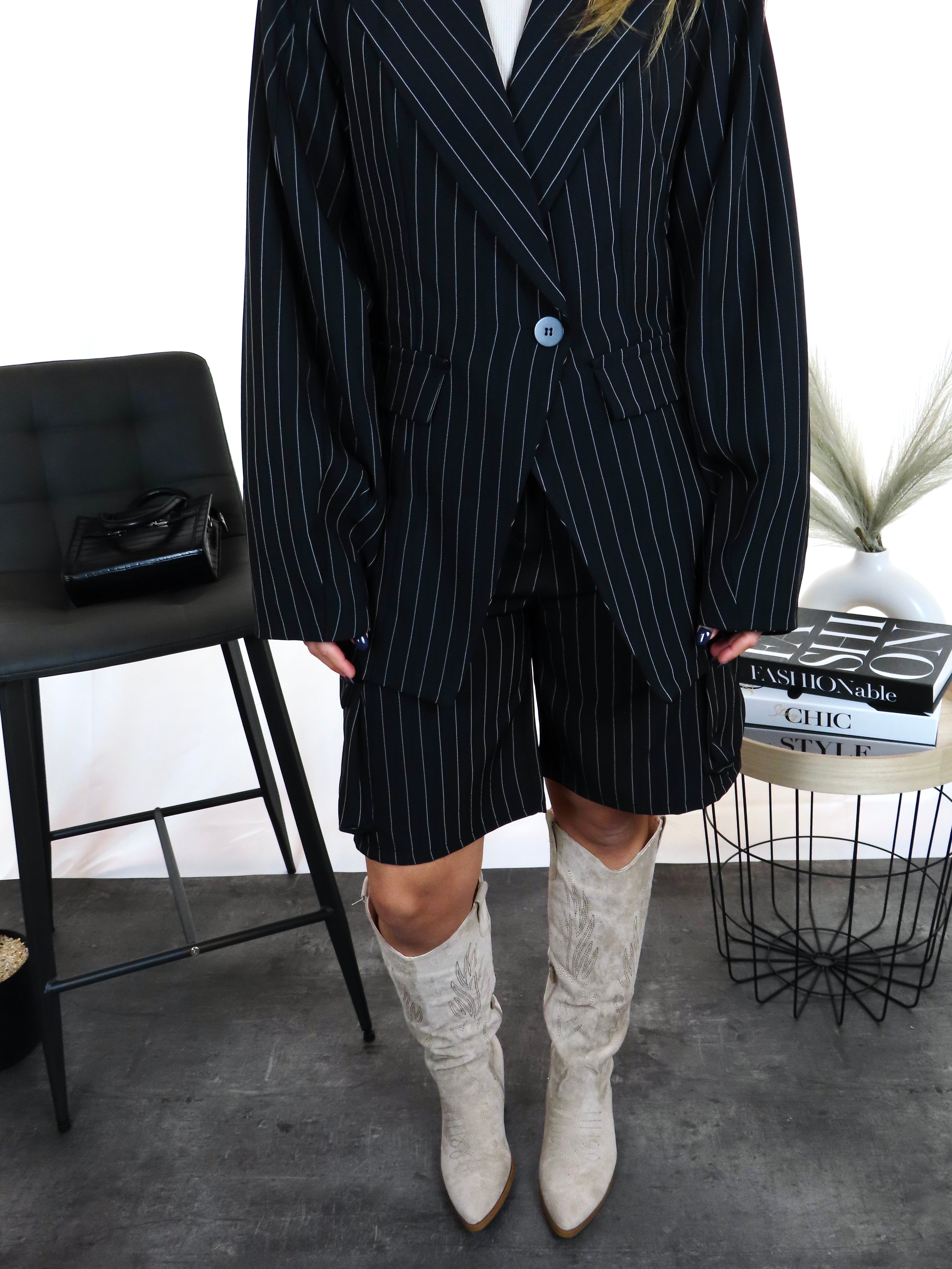 Tailleur gessato black donna primo piano dettaglio righe gessato