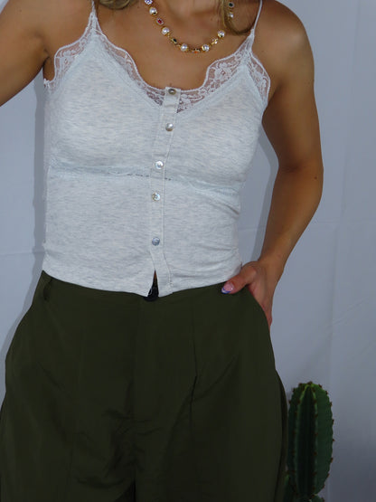 Top mia donna primo piano dettaglio pizzo coppe integrate