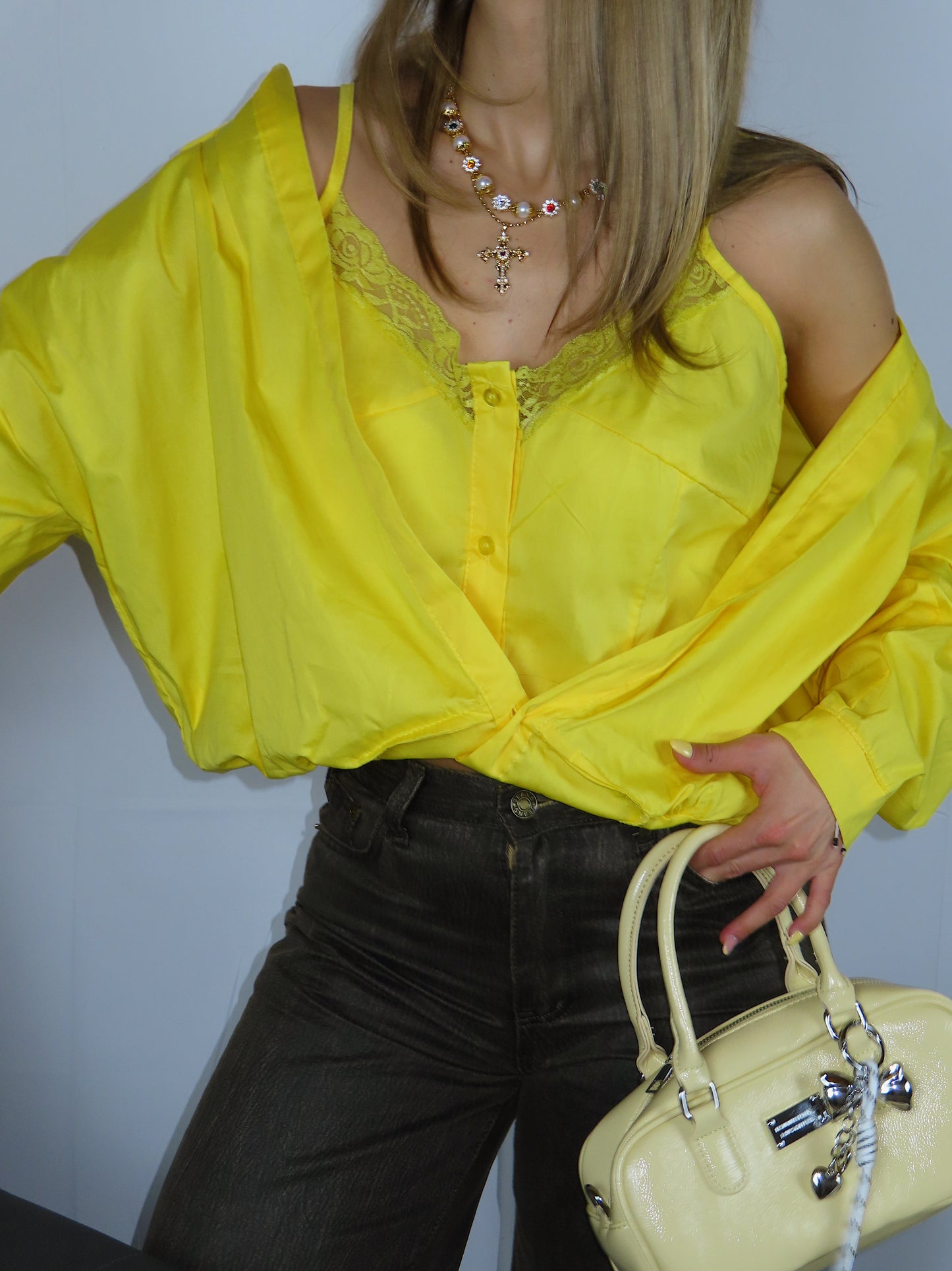Camicia Sunset donna primo piano dettaglio scollo pizzo