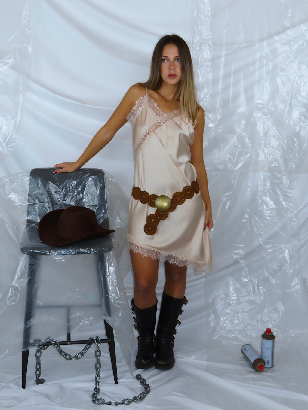 Vista frontale dell'outfit da donna completo con abito color panna asimmetrico.