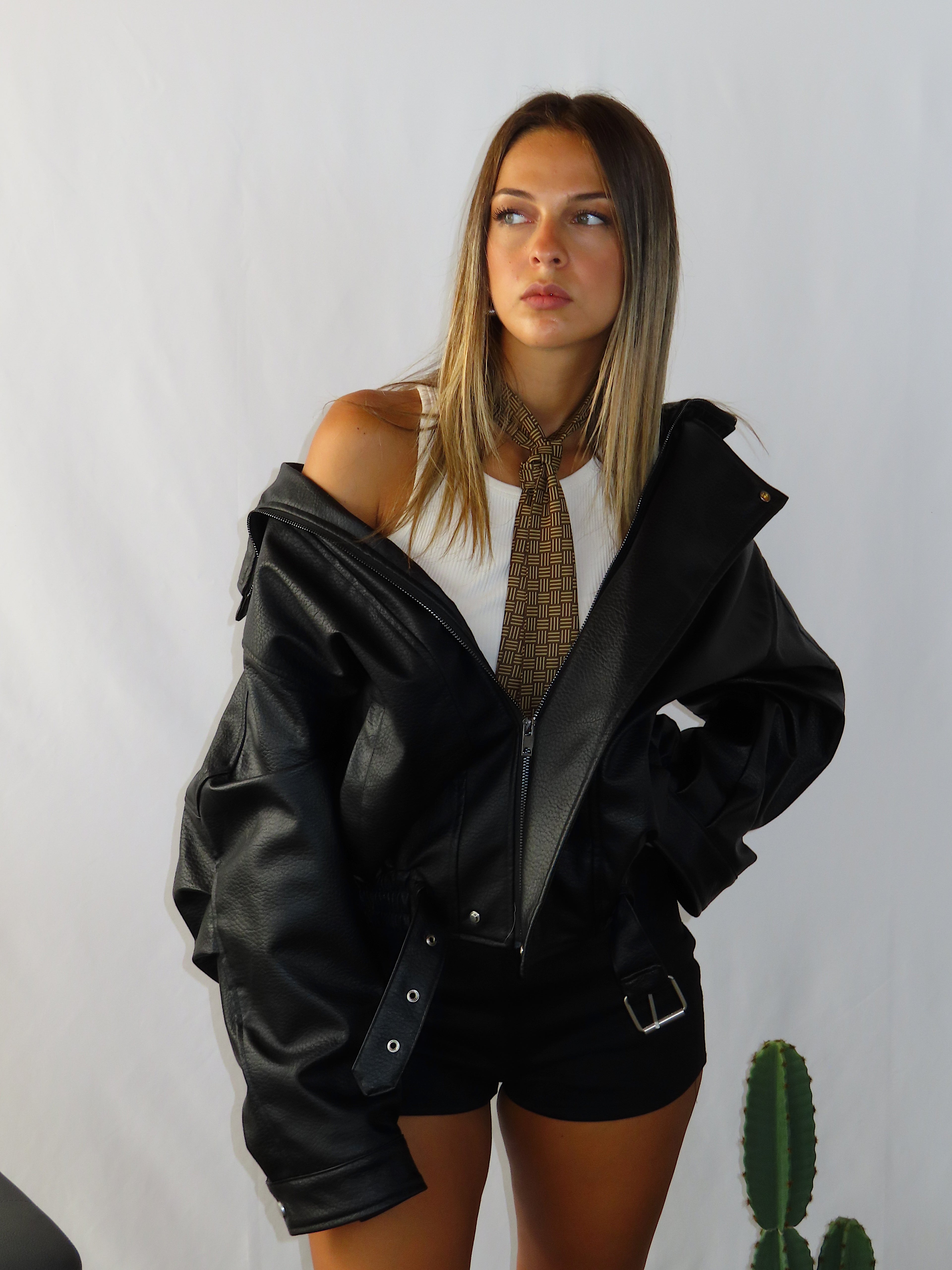 Giacca di pelle oversize Hailey da donna con spalla scesa, vista frontale