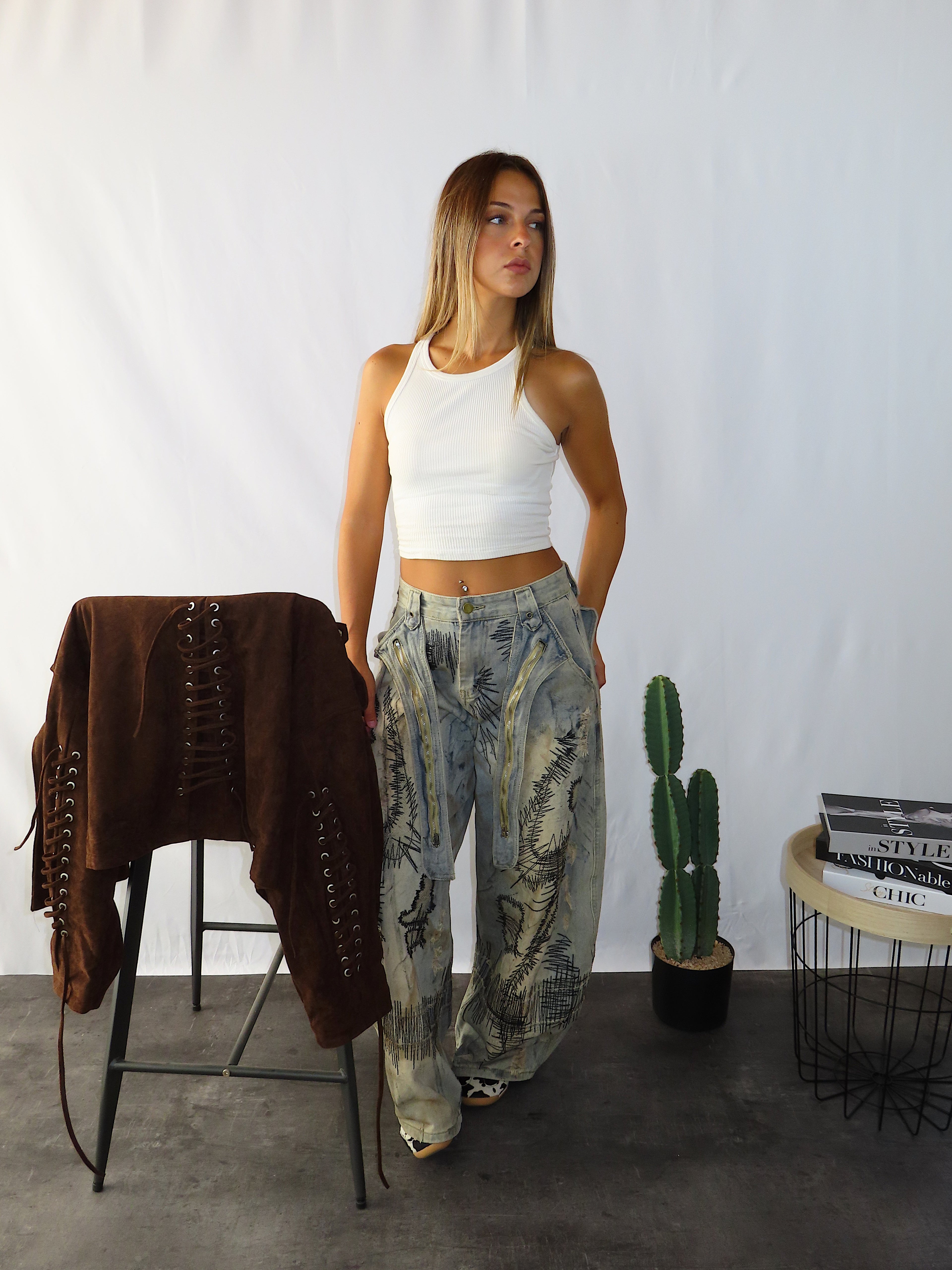 Vista frontale a figura intera dei jeans baggy Denim Kyoto, lavaggio chiaro con ricami neri, per mostrare la vestibilità