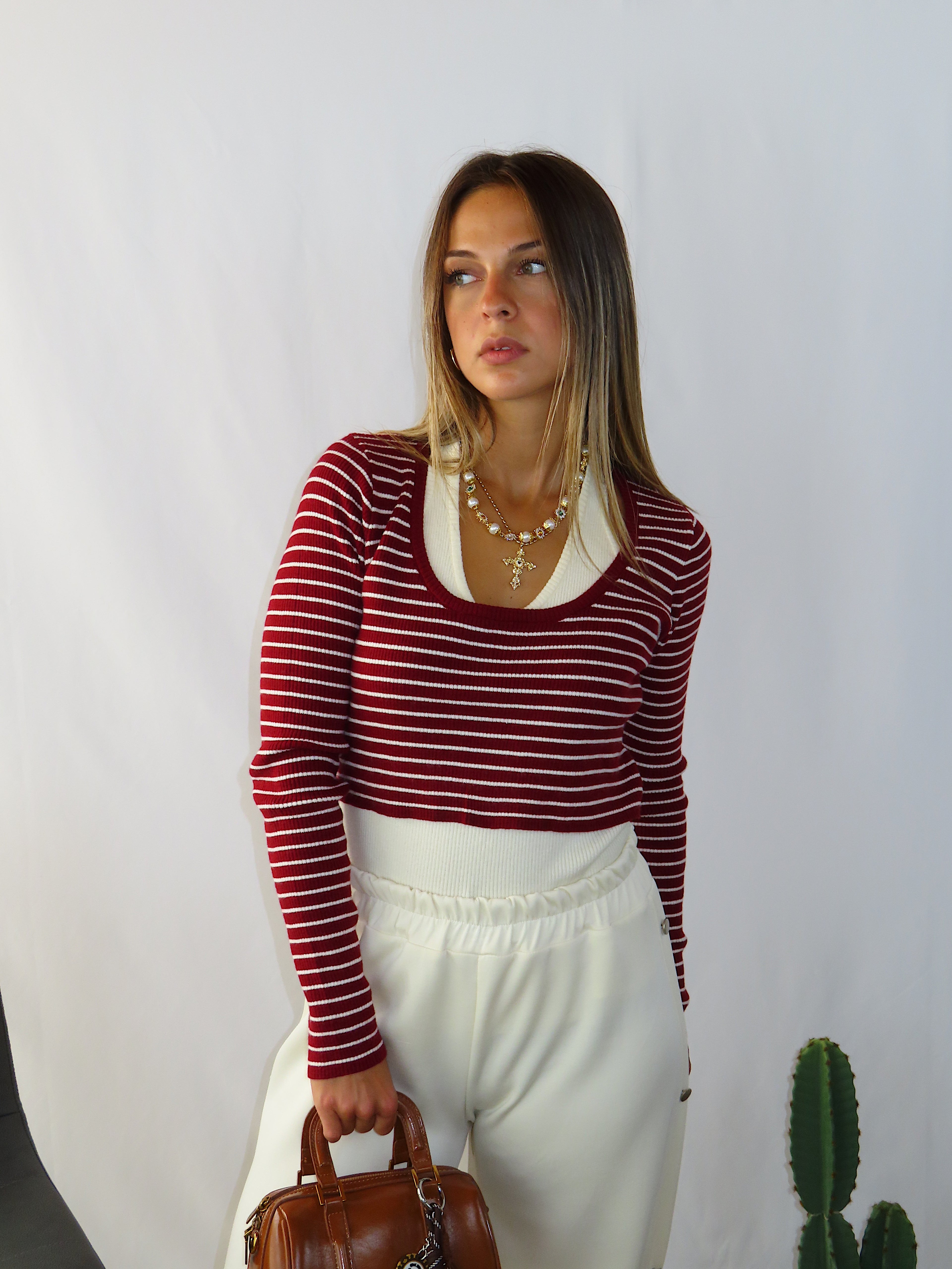Dettaglio ravvicinato del maglioncino a righe Sweater cherry, con focus sulla trama e sui colori del tessuto