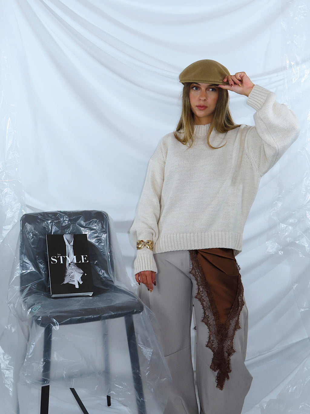 Focus sul maglione da donna color panna, inquadratura frontale.