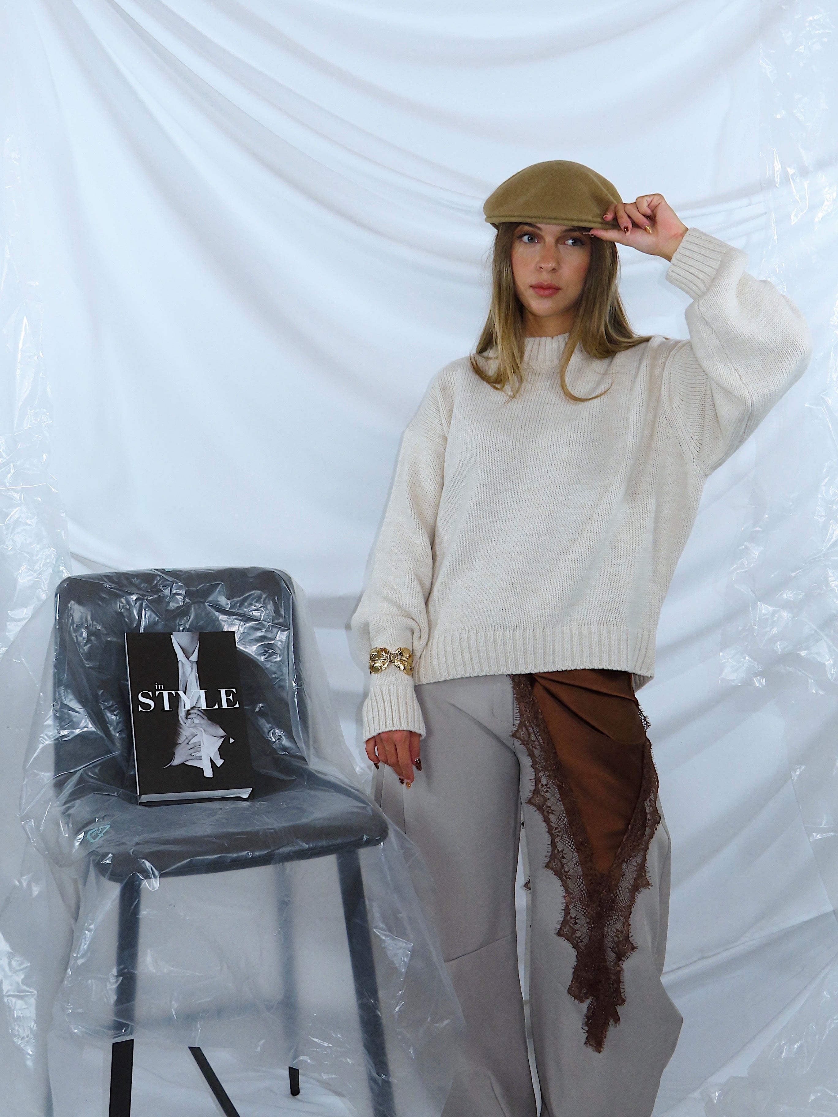 Focus sul maglione da donna color panna, inquadratura frontale.