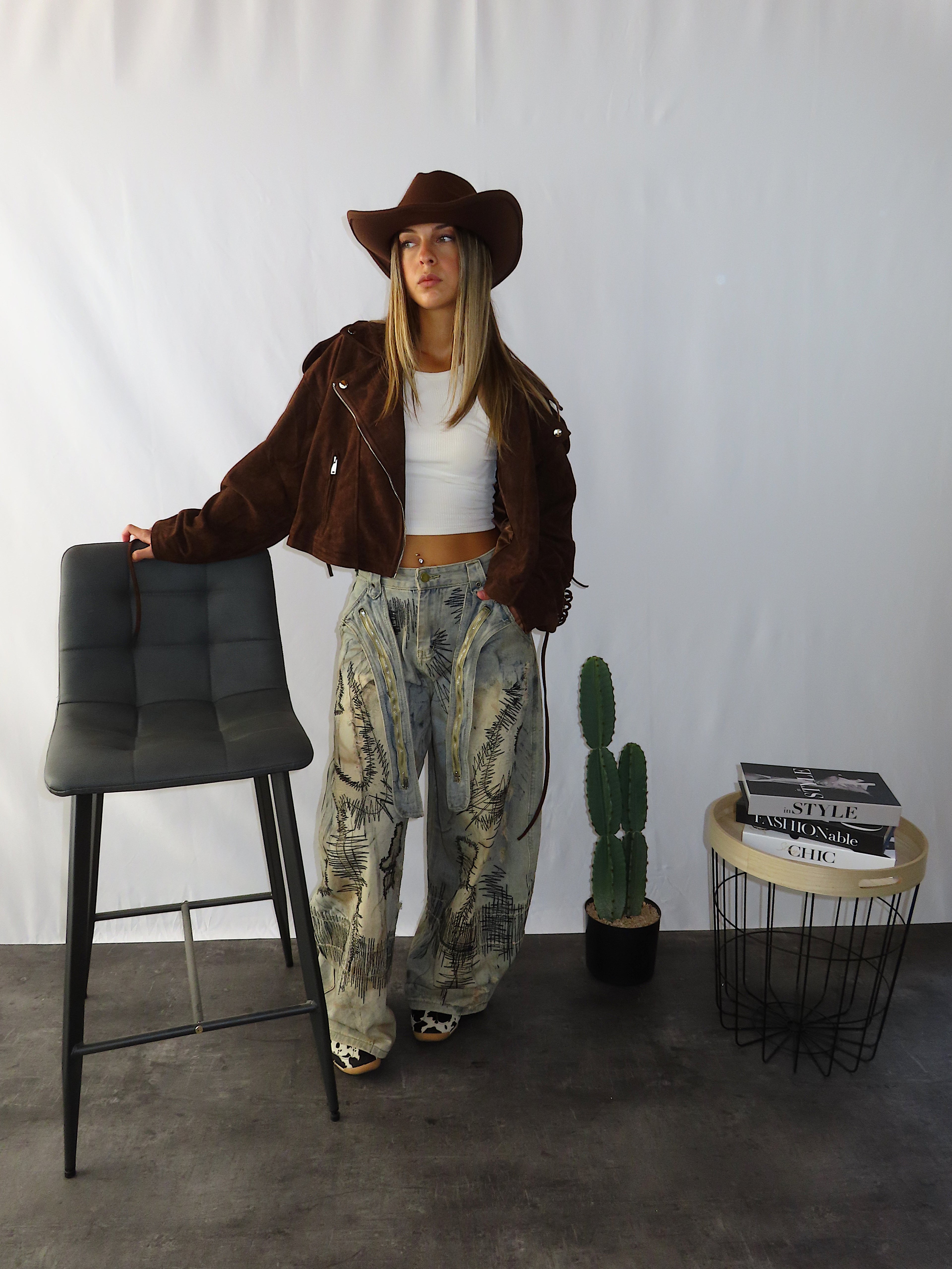 Outfit completo con i jeans Denim Kyoto indossati, ripreso frontalmente a figura intera