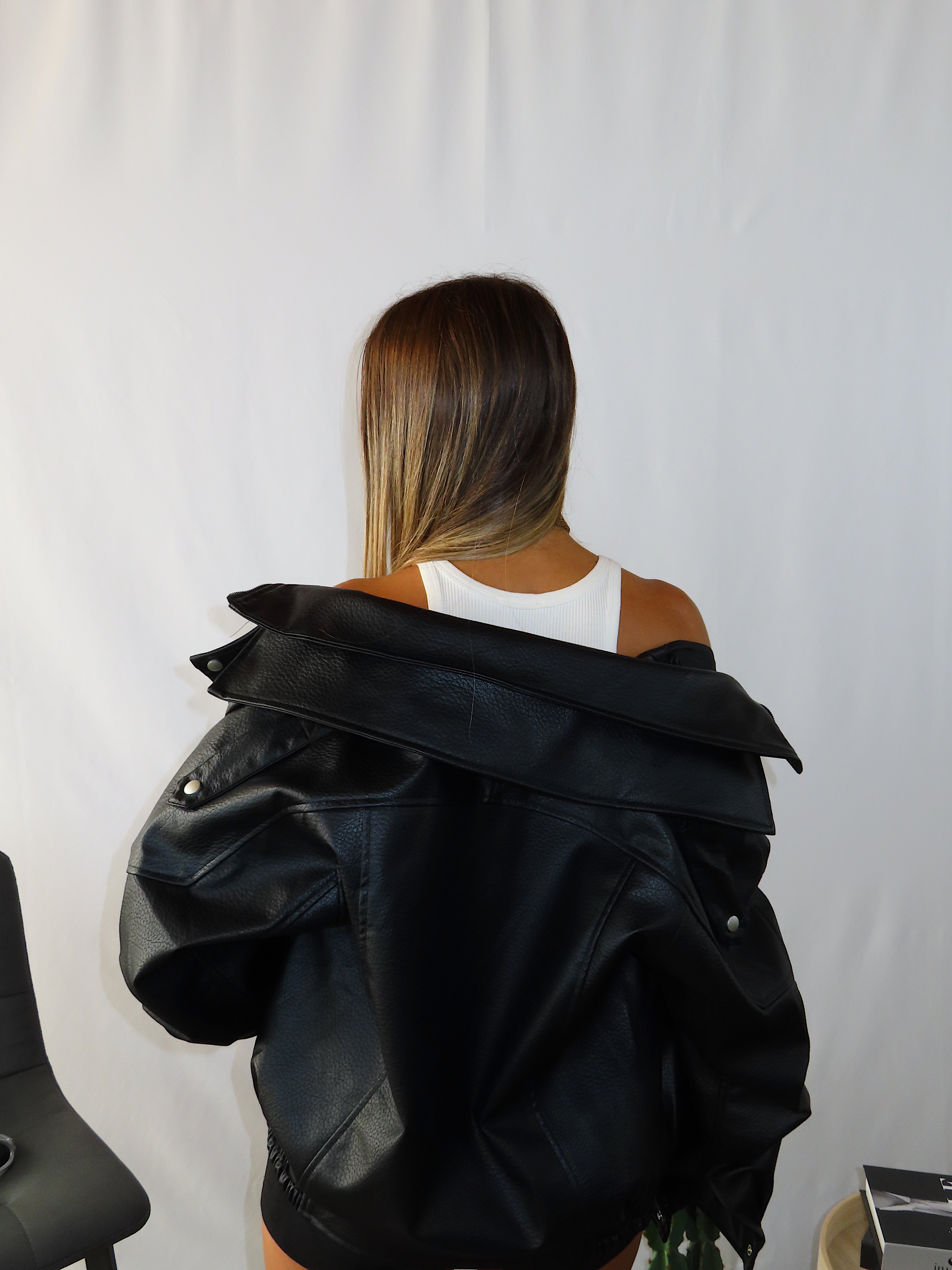 Vista posteriore della giacca di pelle oversize Hailey da donna