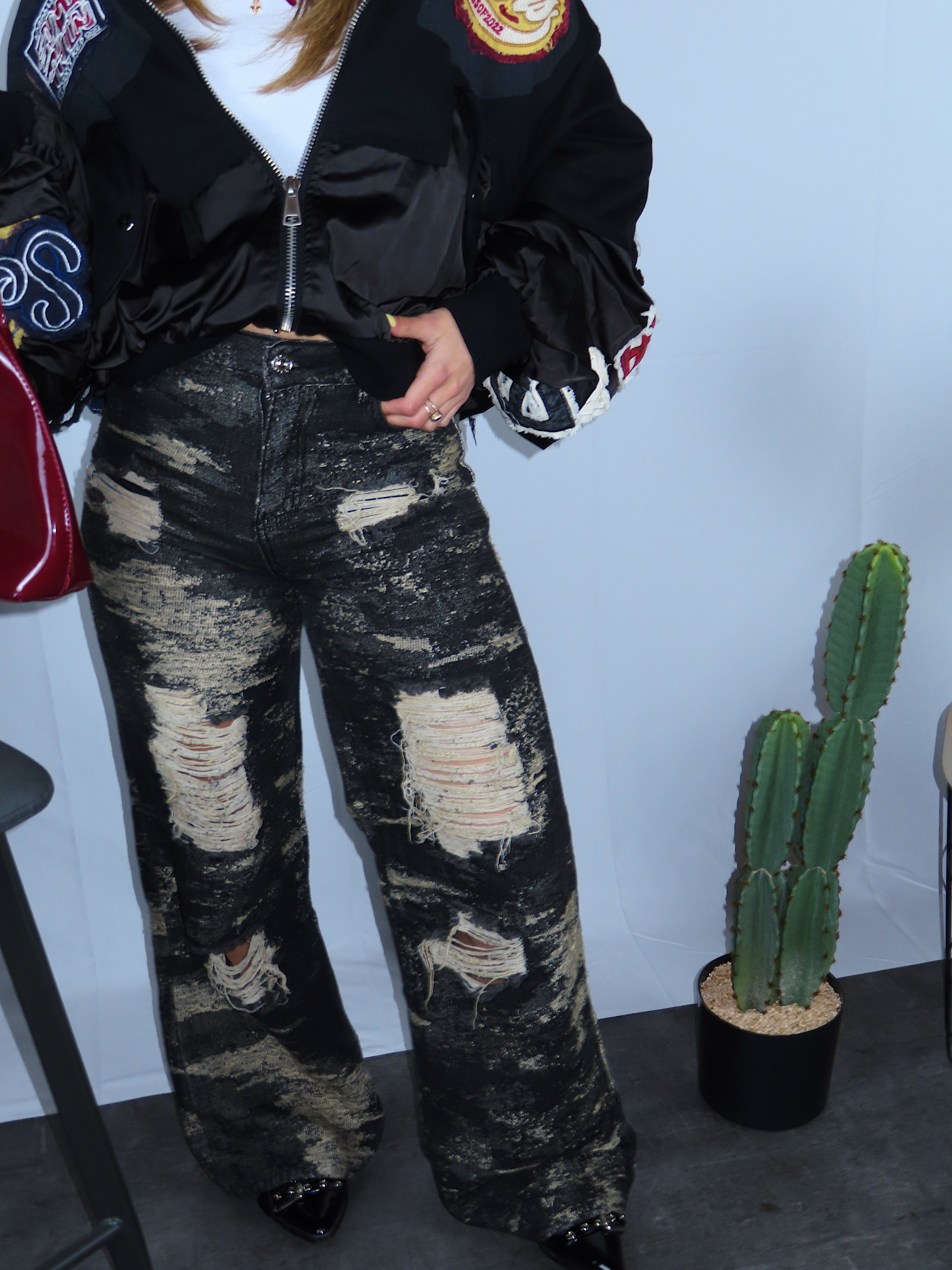 Denim darkness donna primo piano dettaglio strappi sabbia