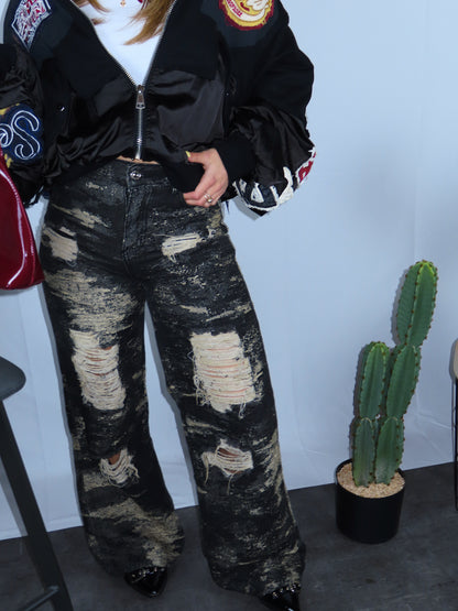 Denim darkness donna primo piano dettaglio strappi sabbia