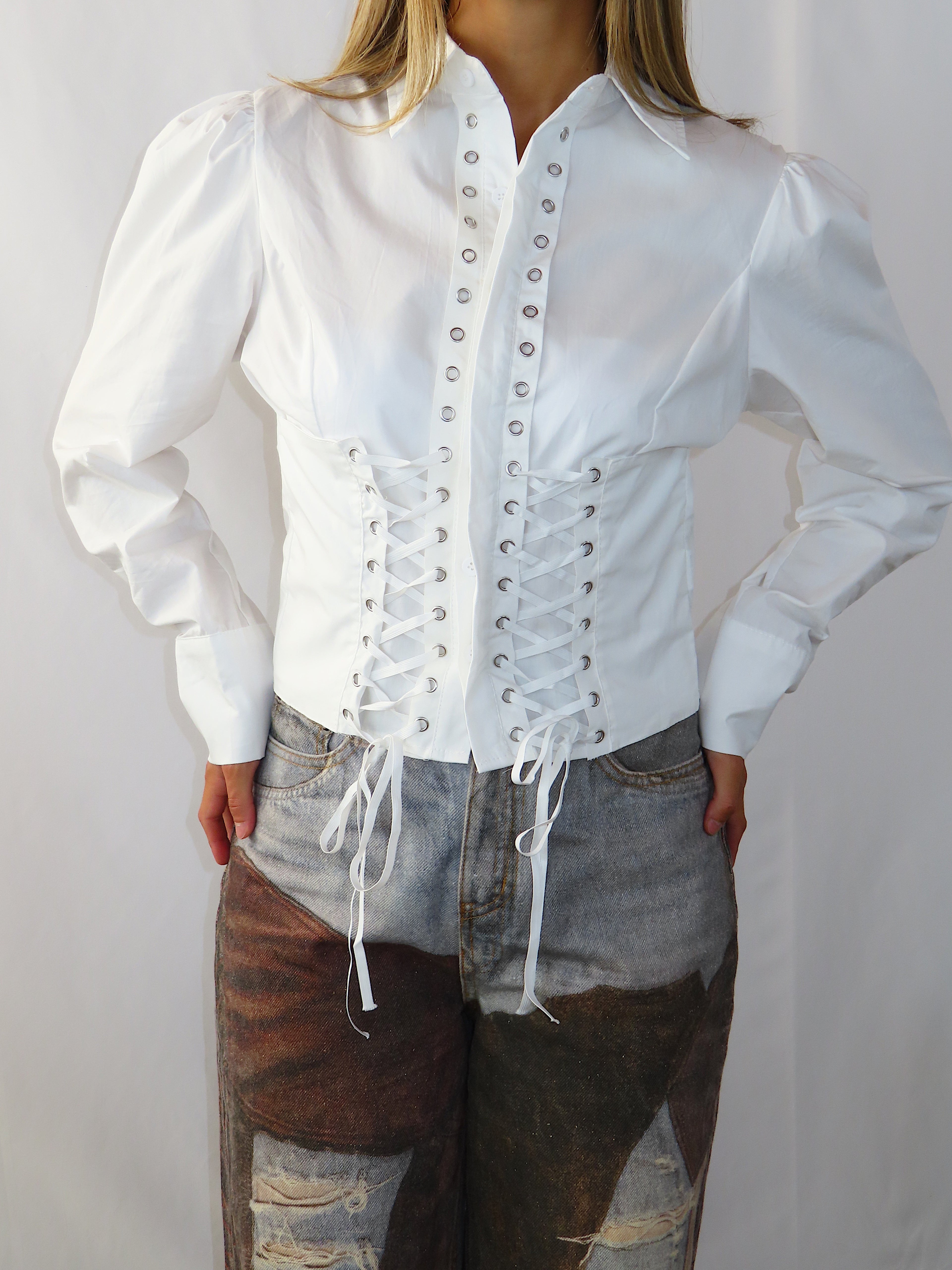 Dettaglio frontale della camicia Lady bianca indossata e chiusa, con attenzione alle linee e alla vestibilità.