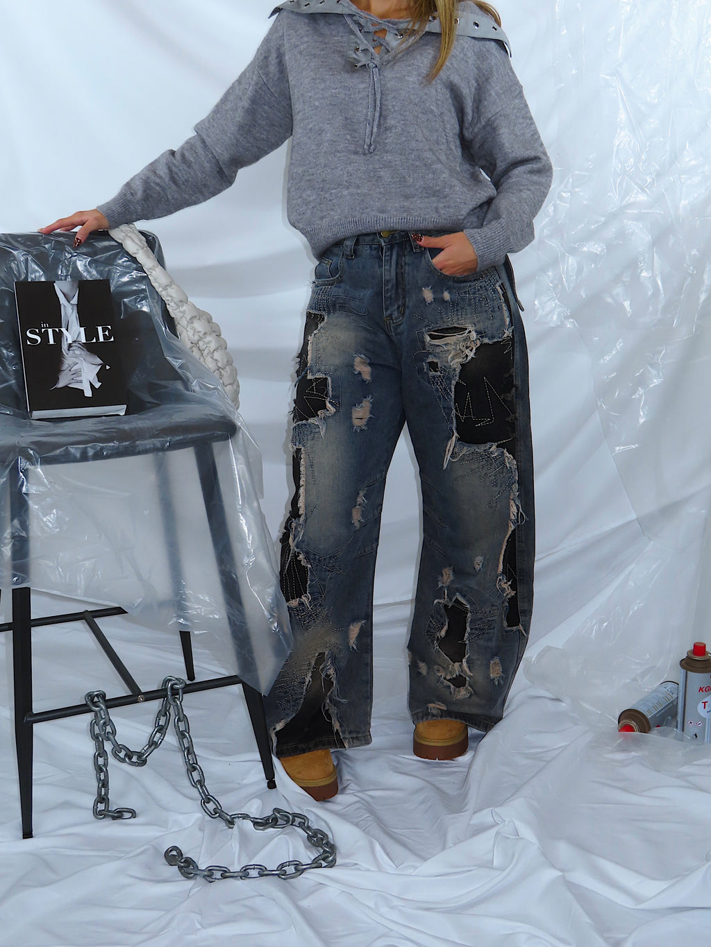 Primo piano su denim con lavaggio medio, inserti a contrasto e sfumature chiare, dettagli e design moderno.