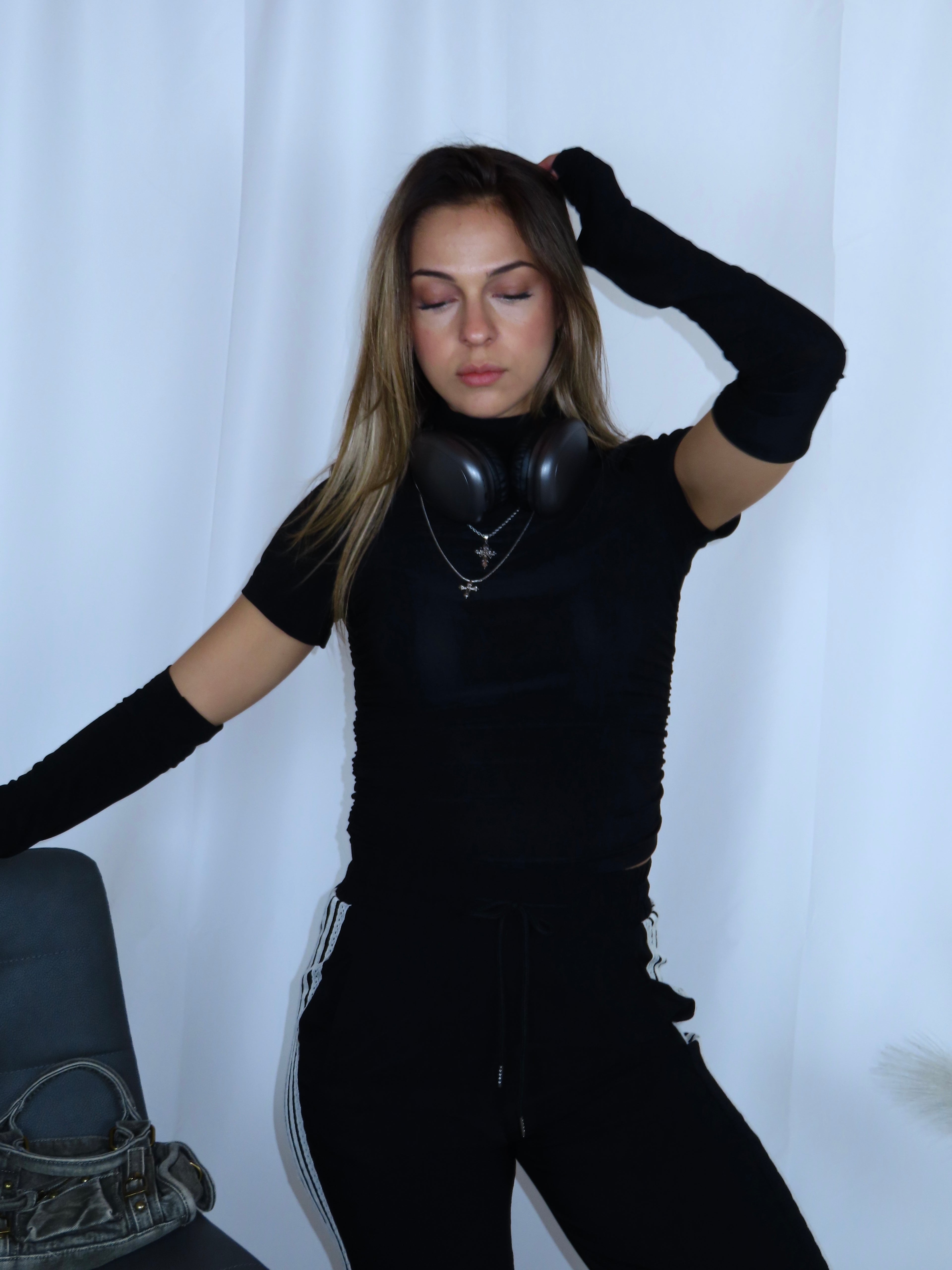 T-shirt urban black donna vista frontale con manicotti
