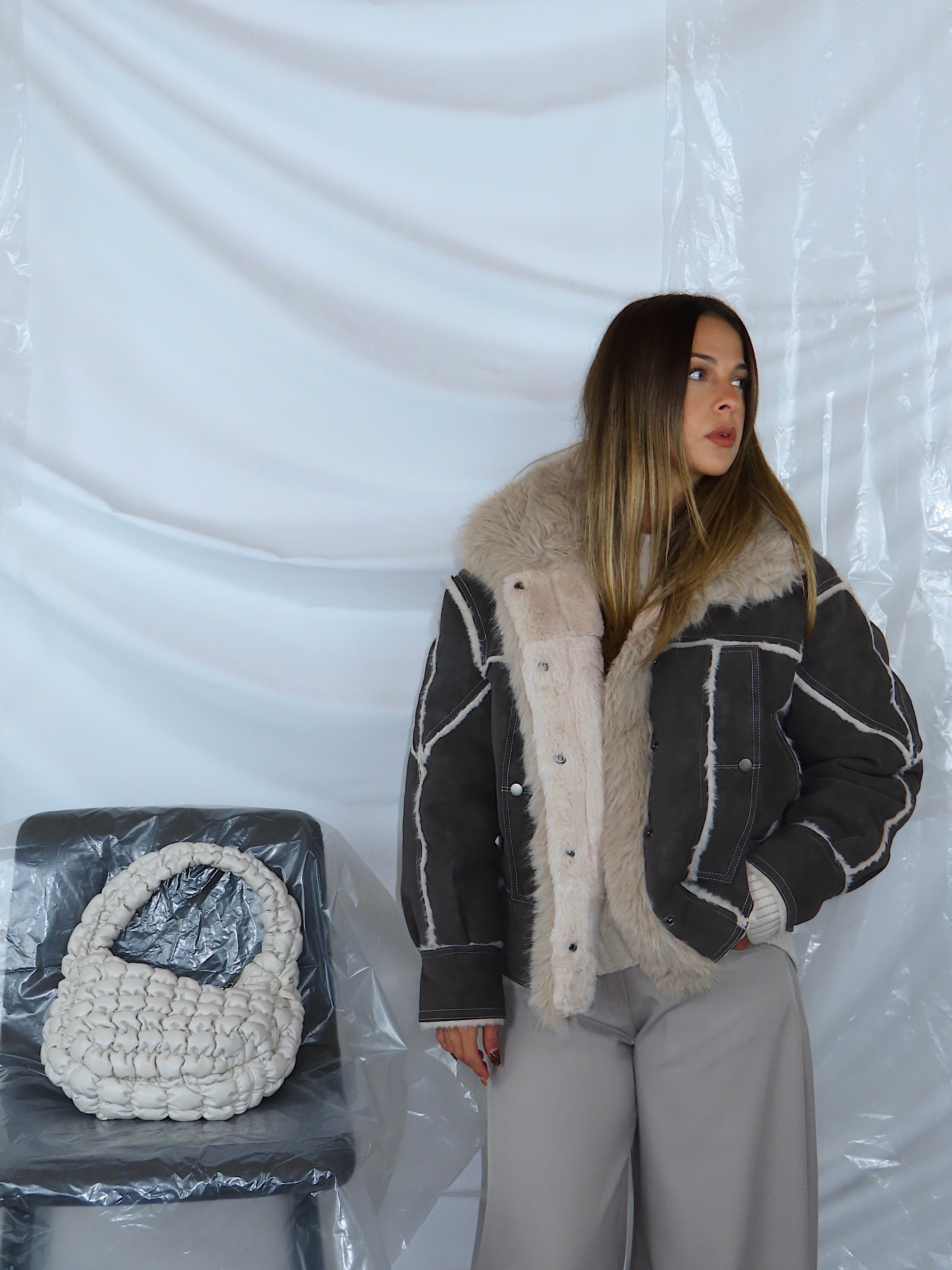 Giacca aviatore con interno in eco pelliccia, tessuto resistente effetto martellato, vista frontale a mezza figura.