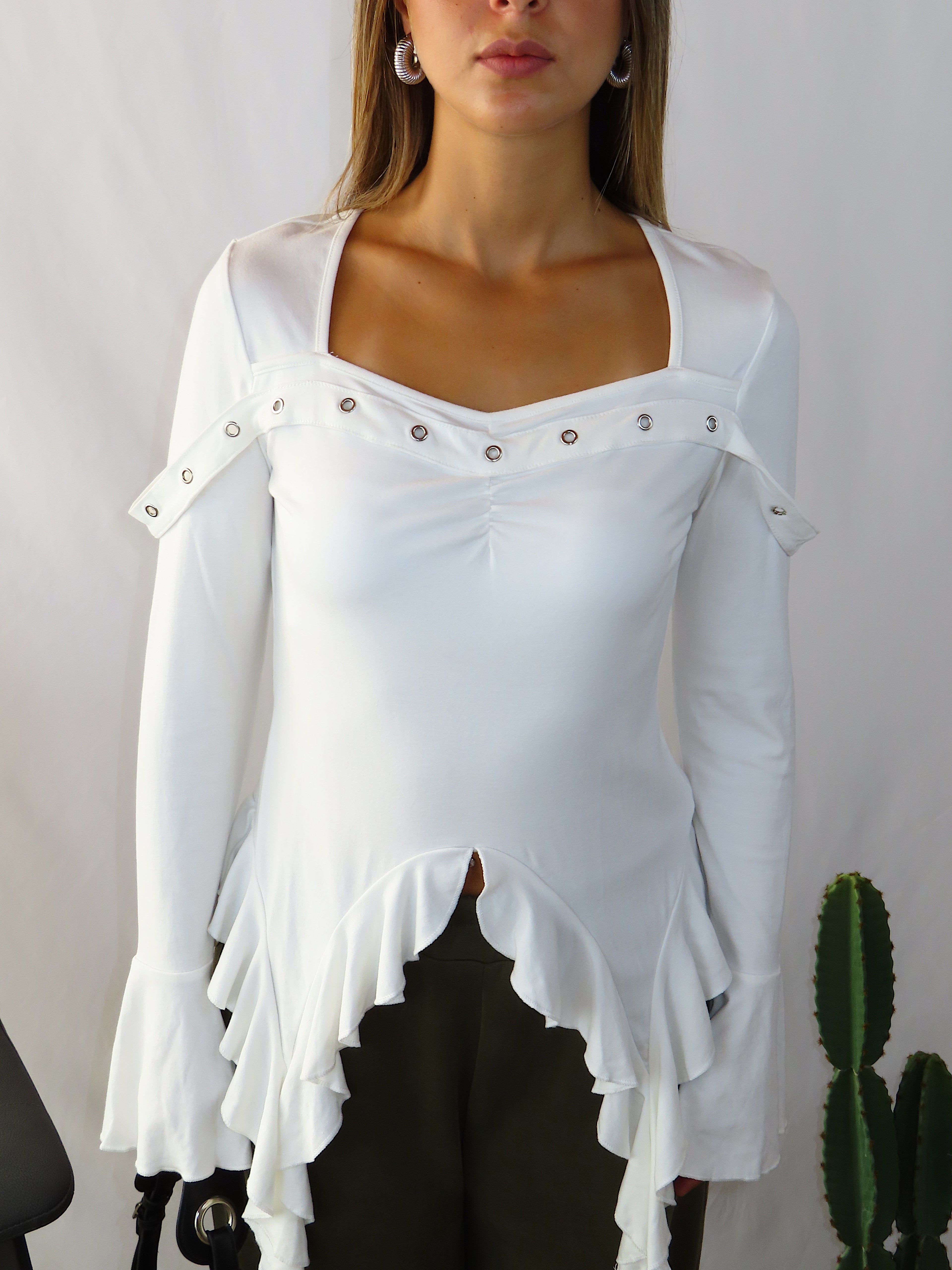 Primo piano della maglia Lovely bianca che mostra dettagli e vestibilità